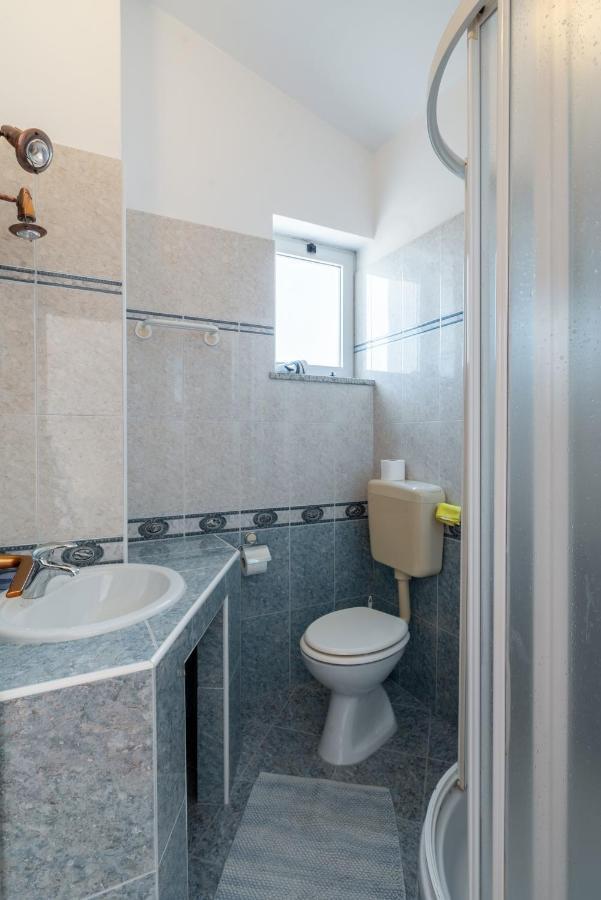 Apartments With A Parking Space Lopar, Rab - 14070 المظهر الخارجي الصورة
